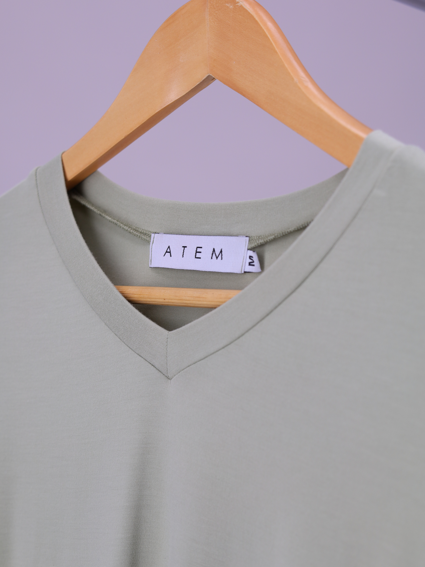 playera de bambu cuello redondo hombre verde olivo, ropa ecologica UPF 50+, Atem. Cuello V.