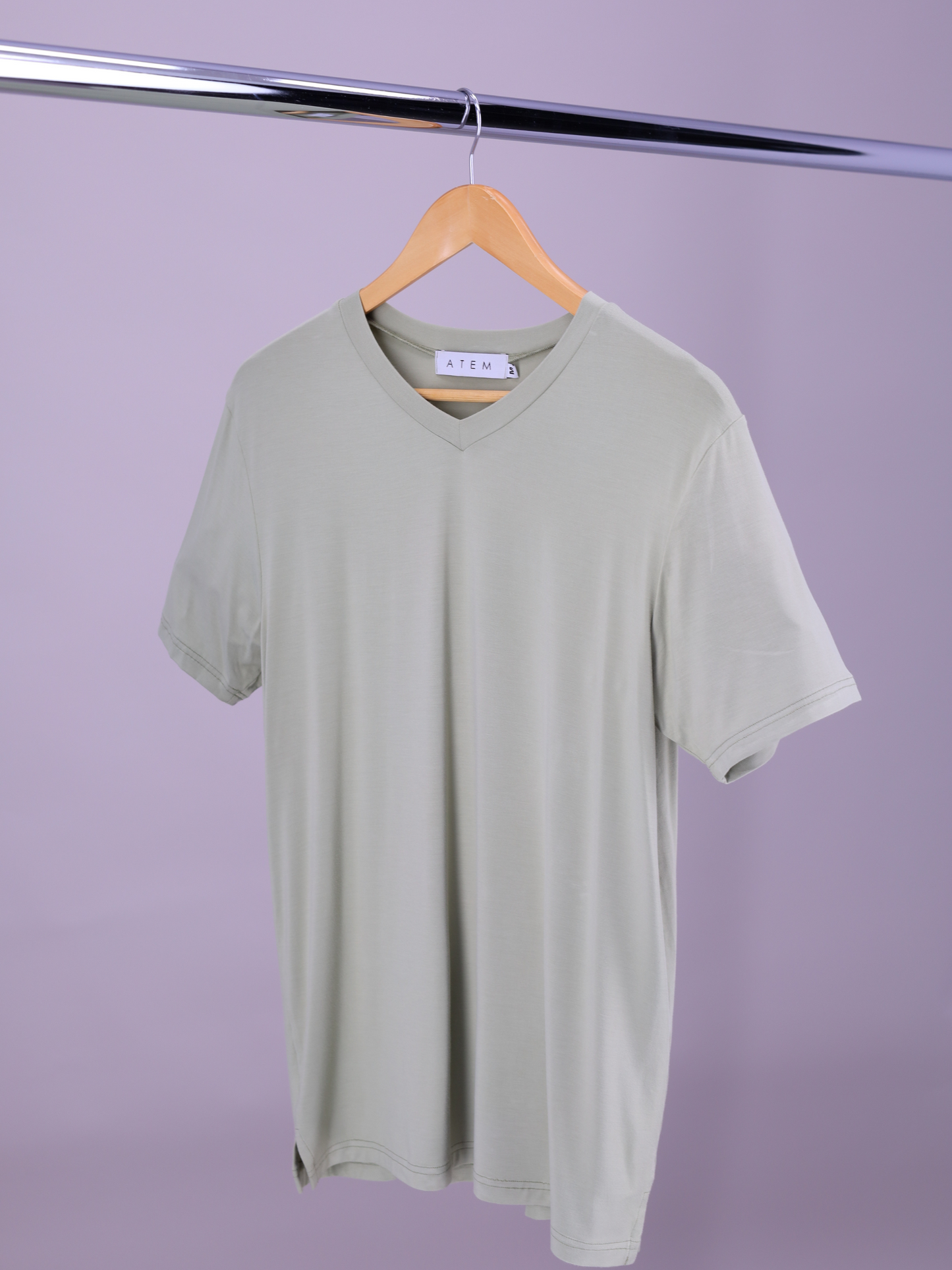 playera de bambu cuello redondo hombre verde olivo, ropa ecologica UPF 50+, Atem. Cuello V vista completa.