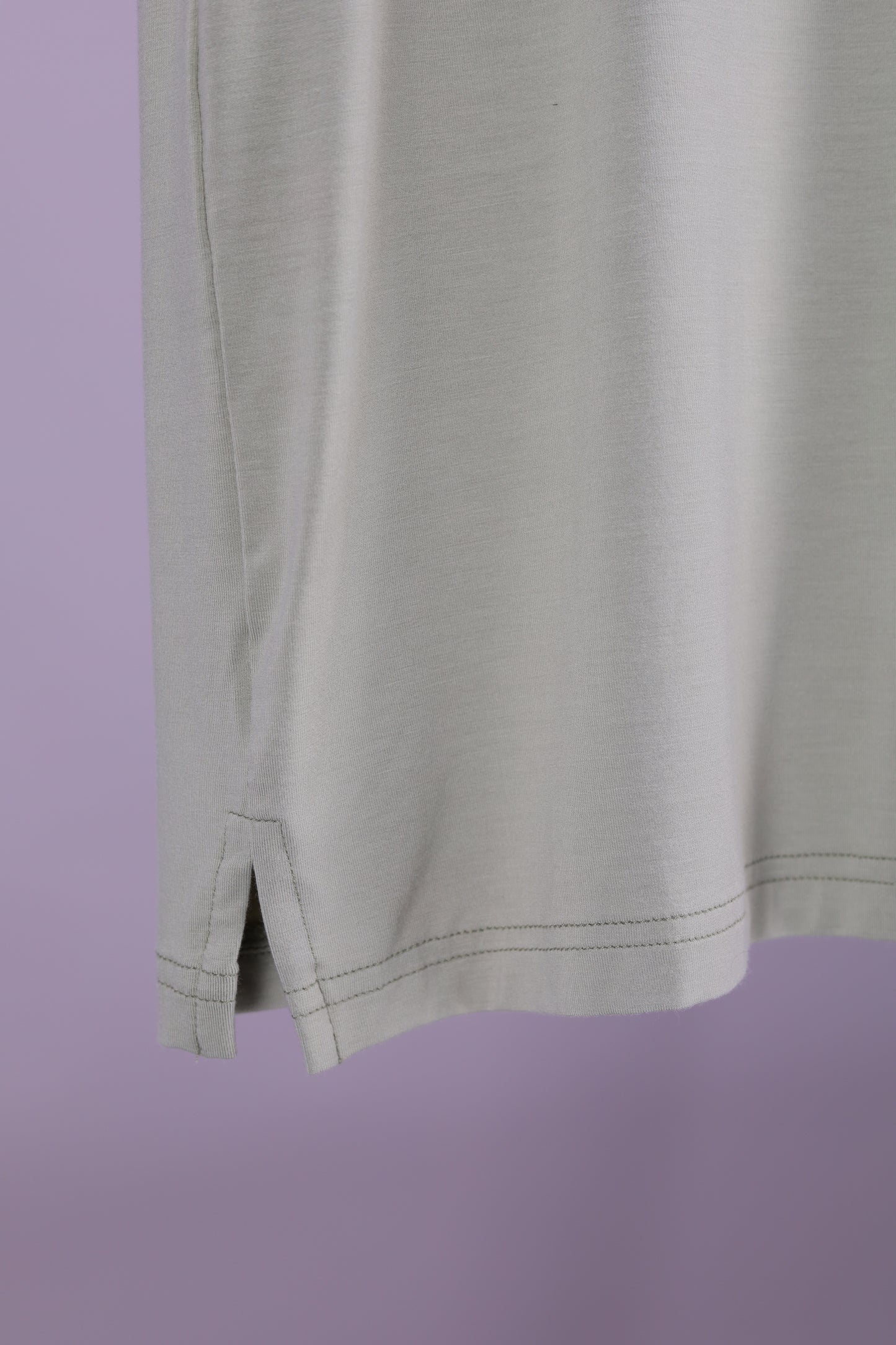 playera de bambu cuello redondo hombre verde olivo, ropa ecologica UPF 50+, Atem. Vista lateral.