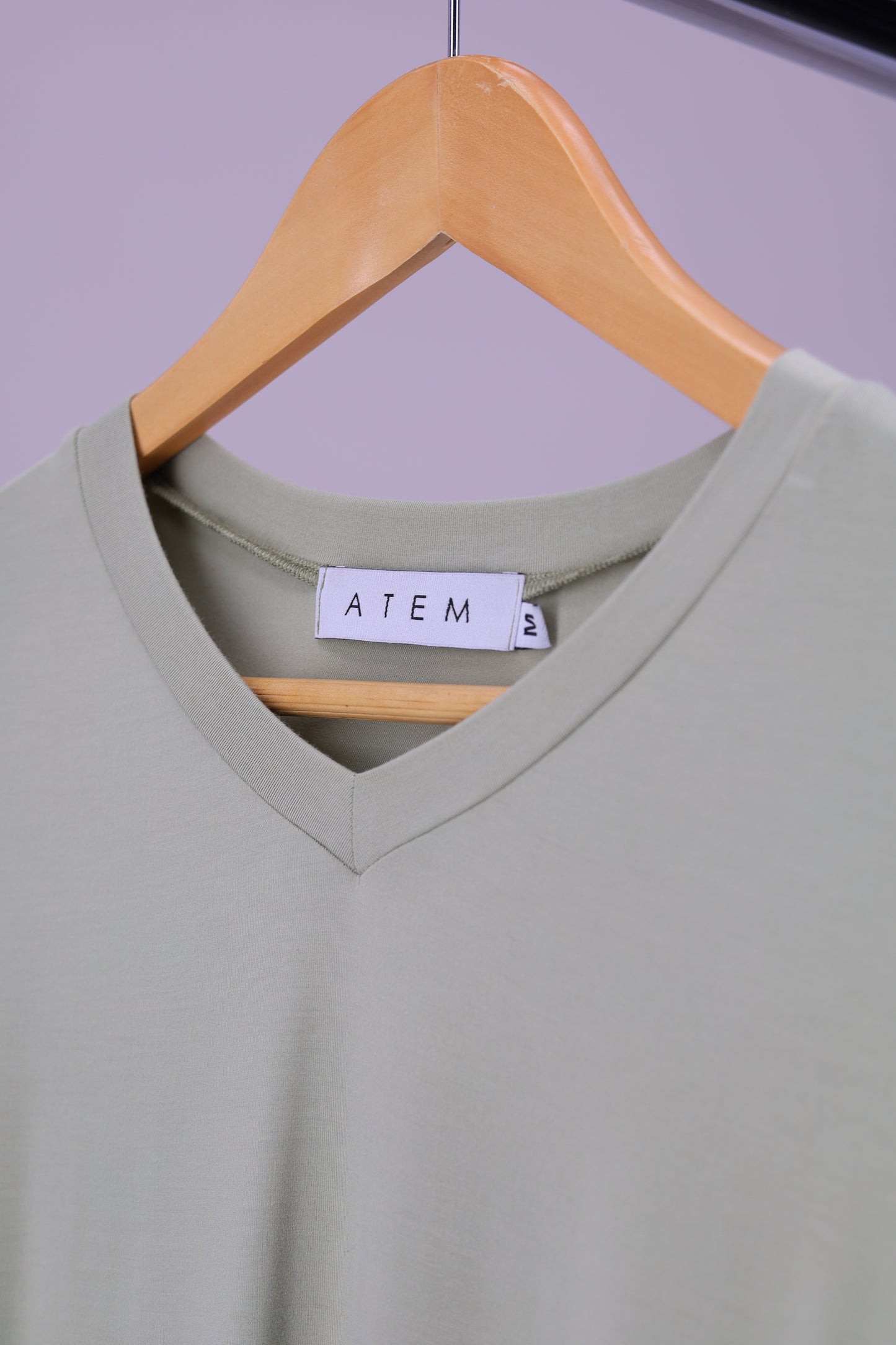 playera de bambu cuello redondo hombre color verde olivo cuello v, ropa ecologica UPF 50+, Atem