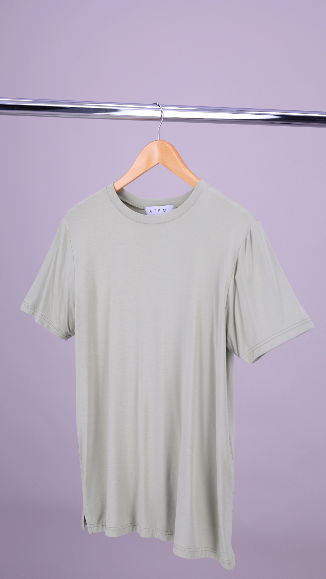 playera de bambu cuello redondo hombre verde olivo, ropa ecologica UPF 50+, Atem. Cuello redondo imagen completa.