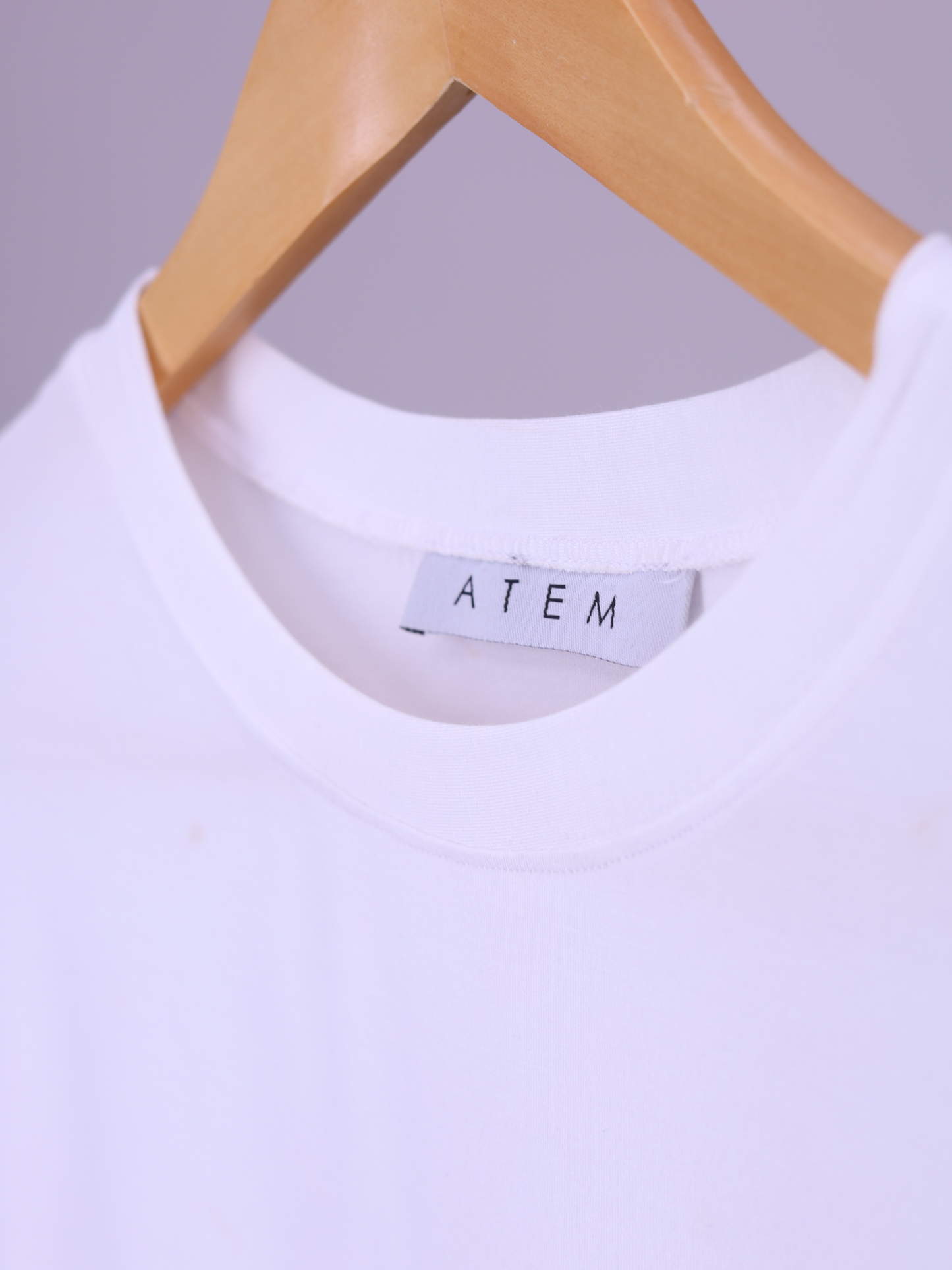 playera de bambu cuello redondo hombre blanca, ropa ecologica UPF 50+, Atem. Cuello de frente