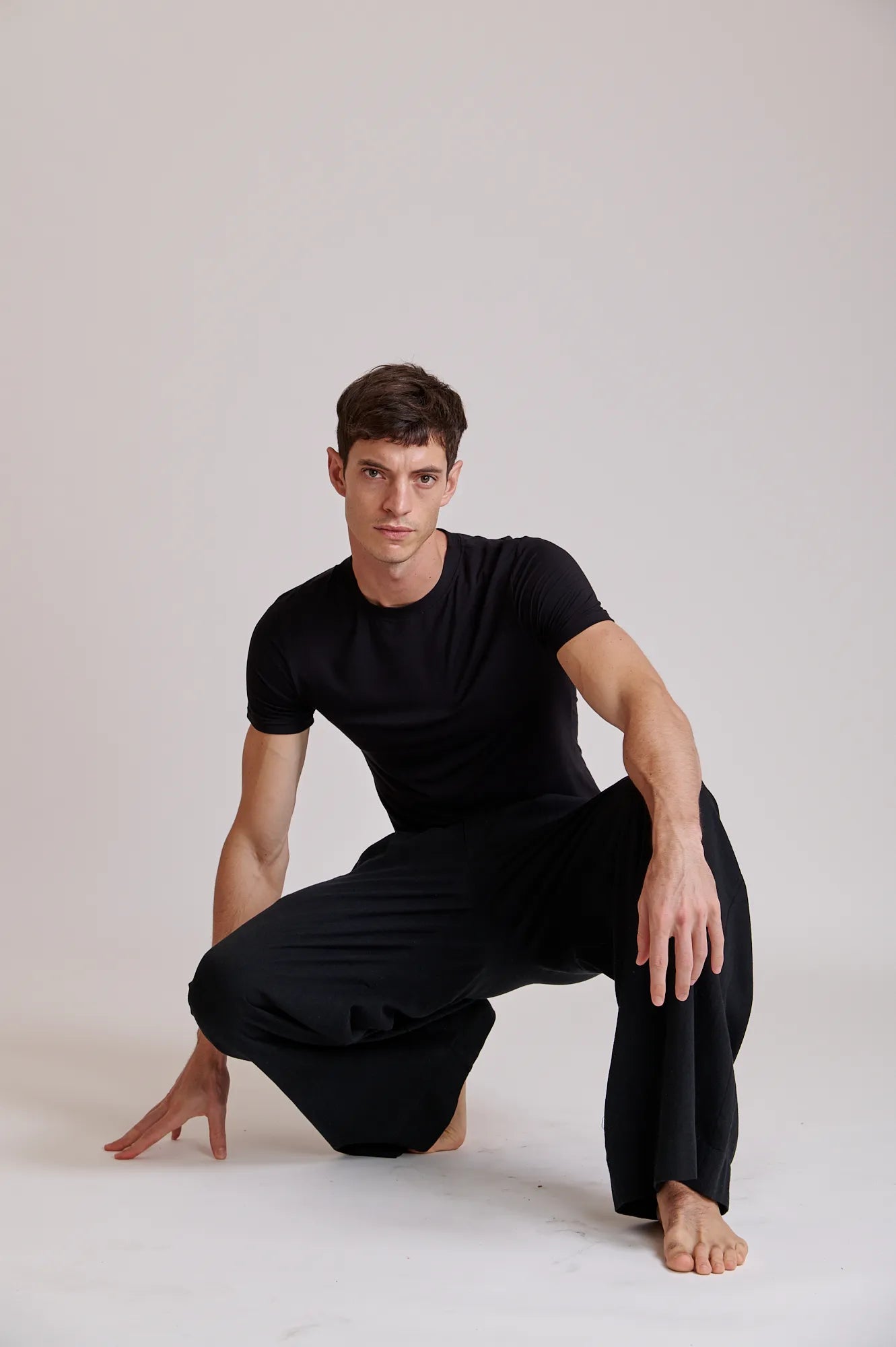 playera de bambu cuello redondo hombre color negro, ropa ecologica UPF 50+, Atem. cuerpo completo.