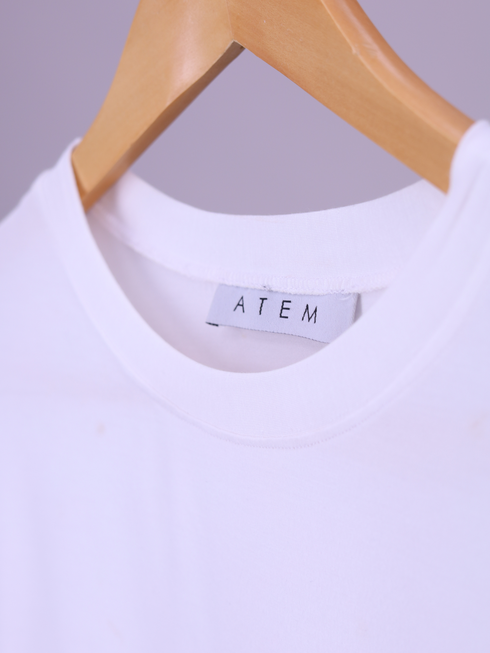 playera de bambu cuello redondo hombre blanca, ropa ecologica UPF 50+, Atem. Cuello de frente
